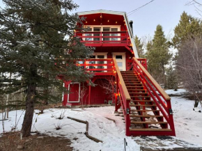 Maison Solange-Red Barn Farmhouse Style- Moonridge Big Bear Lake
